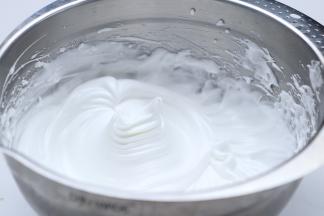 蛋清一次加入白砂糖打发至尖角状态。