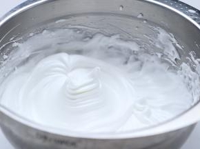 蛋清一次加入白砂糖打发至尖角状态。