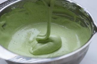 再把拌好的抹茶糊倒入剩下蛋清中翻拌匀。