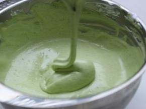 再把拌好的抹茶糊倒入剩下蛋清中翻拌匀。