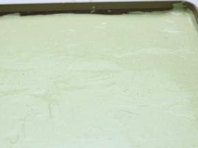 倒入放好油纸的烤盘，刮平，轻振两下。（我的烤盘是烤箱自配的33*35）