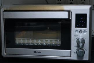 东菱烤箱预热上火150度，下火145度3分钟后，放入烘烤23分钟。