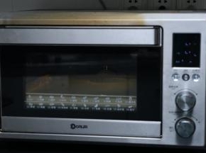 东菱烤箱预热上火150度，下火145度3分钟后，放入烘烤23分钟。