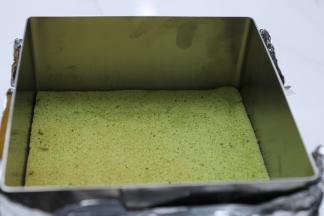 出炉后倒扣在网架上，撕去油布，带凉后慕斯圈印出两片大小的蛋糕胚，慕斯圈要用锡纸包裹底部，以免漏出慕斯糊。