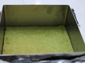 出炉后倒扣在网架上，撕去油布，带凉后慕斯圈印出两片大小的蛋糕胚，慕斯圈要用锡纸包裹底部，以免漏出慕斯糊。