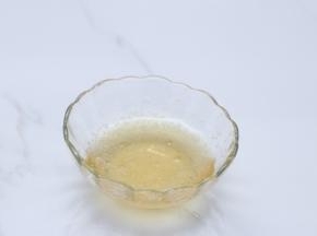 接着就可以用慕斯糊了，提前把吉利丁片冷水泡软后捞出，隔热水搅拌融化至液态备用。