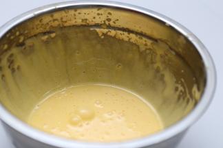 4个蛋黄打发至微微发白体明显膨胀的状态。