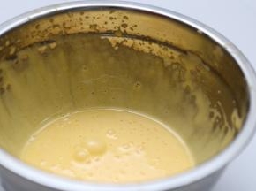 4个蛋黄打发至微微发白体明显膨胀的状态。