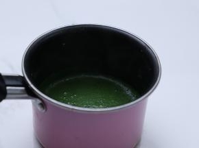 牛奶加热至沸腾后倒入抹茶粉搅匀。