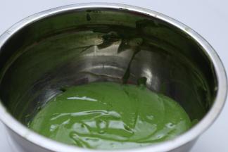 再沿着盆边倒入蛋黄糊中，边倒入边用电动打蛋器不停搅打匀，再倒入泡好的吉利丁液，搅匀即可。放一旁备用。