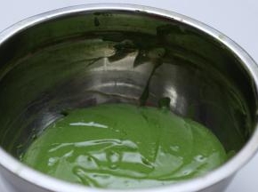 再沿着盆边倒入蛋黄糊中，边倒入边用电动打蛋器不停搅打匀，再倒入泡好的吉利丁液，搅匀即可。放一旁备用。