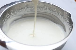 淡奶油打至浓稠即可流动的状态，差不错6成发的样子。