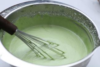 抹茶糊倒入打好的淡奶油中拌匀。这样慕斯糊就做好了 。