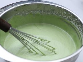 抹茶糊倒入打好的淡奶油中拌匀。这样慕斯糊就做好了 。