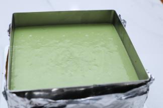 一层蛋糕胚，一层慕斯糊，做两层蛋糕和慕斯糊就可以了，慕斯圈要放在盘子里方便移至冰箱。冷藏一晚。第二天用电吹风沿着慕斯圈吹三五圈即可脱模，表面装饰就依个人喜好吧。