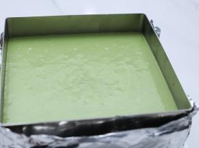 一层蛋糕胚，一层慕斯糊，做两层蛋糕和慕斯糊就可以了，慕斯圈要放在盘子里方便移至冰箱。冷藏一晚。第二天用电吹风沿着慕斯圈吹三五圈即可脱模，表面装饰就依个人喜好吧。