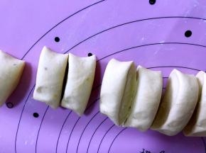 将醒好的面团揉搓成长条后，切成适合的小面团