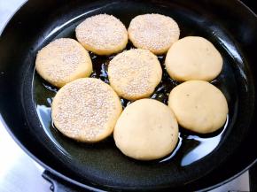 放入红薯饼，小火慢煎