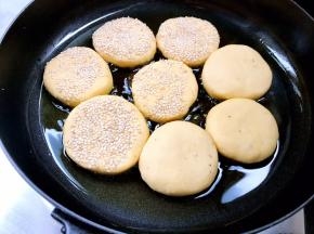 放入红薯饼，小火慢煎