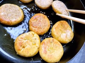 一面煎至金黄色，翻面