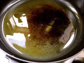 平底锅置火上，放入食用油