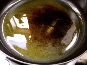 平底锅置火上，放入食用油