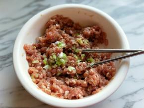 再加入葱花，用筷子拌均匀，备用。
