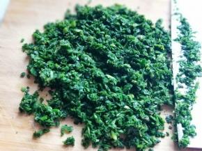 荠菜洗干净后焯水，再切碎。