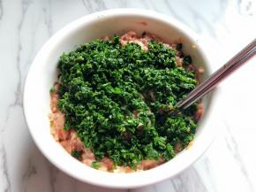 将切碎的荠菜放入调味好的肉馅中。