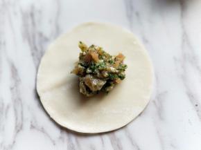 取一张饺子皮，放入馅料。