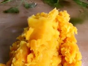蒸熟后压成泥