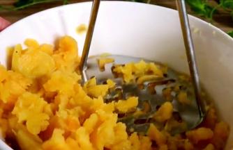 放入开水锅中蒸熟后，压成泥