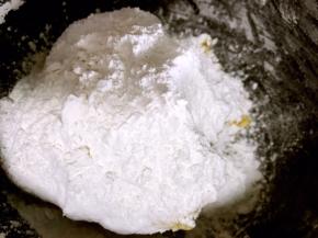 再加入糯米粉，用手揉成光滑面团