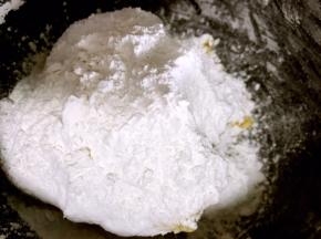 再加入糯米粉，用手揉成光滑面团