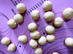 搓成光滑的小丸子