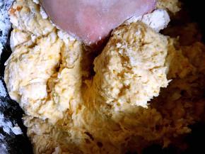 用筷子搅拌均匀后，用手揉面