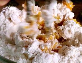 加入面粉，搅拌均匀