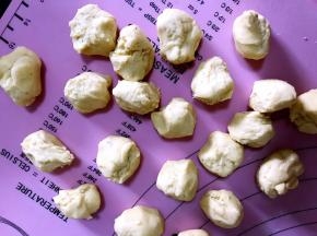 将醒好的面团，揪成小剂子