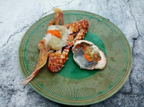 一手抓螃蟹，一手把螃蟹壳掰下来，螃蟹壳中间的胃给取下来，看看，好多膏