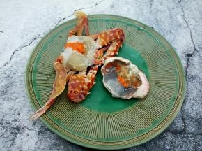 一手抓螃蟹，一手把螃蟹壳掰下来，螃蟹壳中间的胃给取下来，看看，好多膏