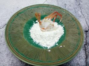 将螃蟹拍上玉米淀粉（炸的时候，可以锁住螃蟹水分）