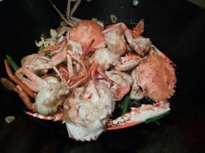 下炸好的螃蟹翻炒，加料酒3勺去腥