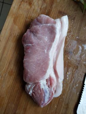 猪肉一块清洗干净