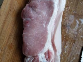 猪肉一块清洗干净