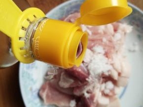 加入生抽酱油