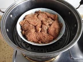 放入蒸笼大火蒸六十分钟