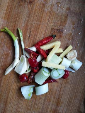 备好葱姜蒜辣椒