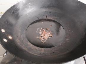 热锅入油放入花椒炸香