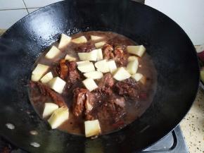 等排骨熟了时加入土豆块