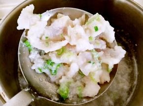 炖一锅开水，把鱼片倒进去，水开后关火，用漏勺挖出来沥水备用